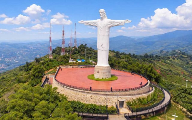 Cristo Rey vuelve a abrir sus puertas tras el terremoto